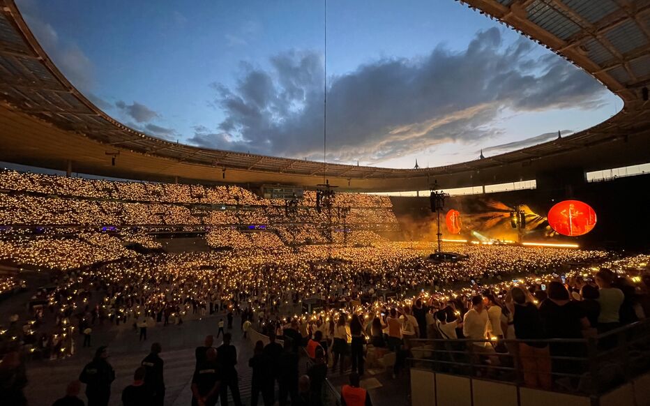Illustration pour l'article "Coldplay, BlackPink, The Weeknd, Imagine Dragons...L'implication des fans rend les concerts encore plus spectaculaires grâce aux bracelets lumineux !"
